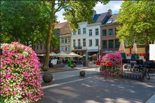 Interessante investeringsopportuniteit op een uitstekende locatie! Dit studentenhuis bestaat uit 6 vergunde wooneenheden, elk voorzien van een eigen kitchenette.<br />Indeling:<br />3 wooneenheden met privé sanitair<br />3 wooneenheden met gemeenschappelijk sanitair<br />Het pand is volledig ingericht voor studentenverhuur en geniet van een stabiele bezettingsgraad. Dankzij de topligging nabij onderwijsinstellingen, openbaar vervoer en winkels is dit een zeer gegeerde huuraccommodatie.<br />✔ 6 afzonderlijke units<br />✔ Elke unit eigen kitchenette<br />✔ Deels privé sanitair<br />✔ Goede staat<br />✔ Mooi netto rendement<br />✔ Ideale investering voor verhuur<br />Uitstekende opportuniteit voor investeerders die op zoek zijn naar een zorgeloze opbrengsteigendom met onmiddellijk rendement.<br />Voor meer informatie of een bezoek ter plaatse, neem gerust contact op 0497 25 58 91<br />