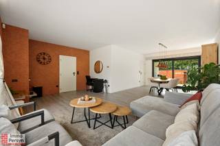 Ben je op zoek naar een vrijstaande woning op een rustige locatie in Scherpenheuvel-Zichem?<br />Deze open bebouwing aan de Acacialaan 13 biedt jou verrassend veel ruimte, licht en potentieel.<br />Door de praktische bungalow-indeling met alle leefruimtes op het gelijkvloers geniet je hier dagelijks van comfort.<br /><br />Bij het betreden van de woning kom je binnen in de inkomhal met apart gastentoilet. De royale leefruimte kent dankzij de grote raampartijen een prachtige lichtinval met een mooi zicht op de tuin. Aansluitend vind je de functionele keuken met directe toegang tot het terras. Met drie volwaardige slaapkamers, een extra hobby- of bureauruimte en een centrale badkamer biedt het pand ruim voldoende plaats voor een gezin of voor wie extra werkruimte zoekt. Een grote troef is de volledige onderkeldering van het pand, uitgerust met een ruime garage voor meerdere voertuigen, een praktische wasruimte en verschillende opbergkelders. De woning kent een bruikbare vloeroppervlakte van 149 m² en heeft parket in alle slaapkamers. <br />Het dak werd reeds vernieuwd en de ramen werden vervangen in 2025. Ook het interieur kreeg een stevige opknapbeurt. Deze woning wordt momenteel verwarmd met stookolie en een pelletkachel.<br /><br />De woning heeft momenteel een EPC-label F, waardoor de Vlaamse renovatieverplichting van toepassing is. Laat je hierdoor echter zeker niet afschrikken, want dit pand vormt een fantastische en solide basis met een enorm energetisch potentieel! Uit een concrete renovatiesimulatie blijkt dat je deze woning prachtig kan opwaarderen naar een uiterst energiezuinig EPC-label A (76 kWh/m² jaar).<br />Door het uitvoeren van enkele gerichte investeringen — namelijk het isoleren van de spouwmuren en het kelderplafond, gecombineerd met de installatie van een lucht/water-warmtepomp en zonnepanelen — maak je deze woning helemaal klaar voor de toekomst. Bovendien kom je voor deze energetische ingrepen in aanmerking voor mooie verbouwpremies. We bezorgen je met plezier de gedetailleerde renovatierapporten en kostenramingen om jouw project concreet vorm te geven.<br /><br /><u><strong>INDELING</strong></u><br /><strong>Gelijkvloers:</strong> inkomhal, toilet, woonkamer, keuken, badkamer, 3 slaapkamers, bureau/kamer, balkon, terras<br /><strong>Zolder:</strong> bergzolder<br /><strong>Tuin: </strong>tuin rondom de woning met terras<br /><strong>Kelder:</strong> inpandige garage, traphal, wasruimte, 4 kelderbergingen<br /><br />Ervaar zelf de vele voordelen van deze woning tijdens een persoonlijke rondleiding.<br />Maak vandaag nog je afspraak.<br />Mail naar info@immopersyn.be of bel 013 444 008.<br />