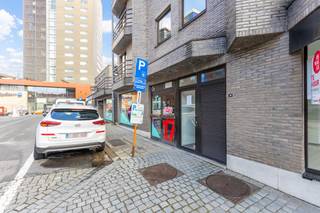 Vous recherchez un investissement immobilier intéressant ? Alors découvrez cet immeuble de placement situé à Capucienenstraat 17 à Hasselt. Il s'agit d'un immeuble de bureaux ou commercial situé au rez-de-chaussée qui est loué depuis longtemps et génère 1656,22€ de revenus locatifs chaque mois. Le bâtiment est situé dans le centre-ville de Hasselt et bénéficie d'une bonne visibilité à proximité du petit périphérique.L'immeuble de placement a été construit en 1980 et possède un score EPC avec un label C. La propriété dispose d'un chauffage électrique et de compteurs électriques séparés. La surface utile selon l'EPC est de 121 m². De plus, tout est autorisé et les documents pertinents sont disponibles sur notre site Web.Les avantages de cet immeuble de placement sont sa situation centrale à Hasselt, sa bonne visibilité, ses locations à long terme, ses compteurs électriques séparés et ses revenus locatifs mensuels de 1656,22€.Intéressé ? Alors contactez-nous rapidement pour plus d'informations ou pour voir ce bon investissement.Les documents pertinents sont également disponibles sur notre site Web www.dewaele.com