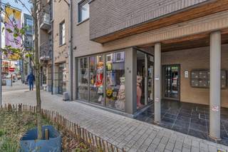 Voor meer info of een bezoek, bel 054 69 39 37 - Dit goed gelegen handelspand bevindt zich in het centrum van Ninove en biedt een praktische...