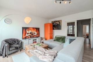 Op de zevende verdieping in de Alexandre Ponchonstraat 11 in Middelkerke, bevindt zich dit ruime appartement met zijdelings zeezicht. Dankzij de rustige ligging, op wandelafstand van de zeedijk en het centrum, vormt deze eigendom een uitstekende keuze als vaste woonst, tweede verblijf of investering aan de kust.<br /><br />Bij het binnenkomen wordt u verwelkomd in een ruime inkomhal, die een aangename eerste indruk geeft en toegang biedt tot de verschillende ruimtes van het appartement. De ruime en lichtrijke leefruimte werd recent volledig vernieuwd en geniet dankzij de grote raampartijen van een overvloed aan natuurlijk licht. Aansluitend bevindt zich de praktische keuken.<br /><br />Verder beschikt het appartement over twee ruime, opgefriste slaapkamers, een badkamer en een afzonderlijk toilet.<br /><br />Vanuit het appartement geniet u van een mooi zijdelings zeezicht.<br /><br />Als extra troef beschikt deze eigendom over een ruime privatieve berging, ideaal voor extra opslag. Daarnaast is er een gemeenschappelijke fietsenberging aanwezig in het gebouw.<br /><br />De combinatie van de rustige ligging, de verzorgde staat van het appartement en het zijdelings zeezicht maakt dit een bijzonder interessante eigendom in het hart van Middelkerke.<br /><br />Voor meer informatie of een bezoek kunt u contact opnemen met Inti op inti@immofrancois.be of 0499 74 89 74.<br /><br />