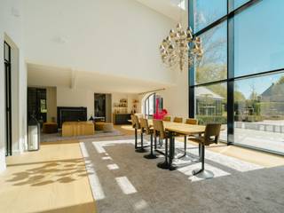<p>Gelegen in de wijk Golf de Sept Fontaines, biedt deze ruime woning, gebouwd in 2022, alle moderne comfort en talrijke recreatieve voorzieningen.<br /><br />Bij de ingang beschikt de woning over een grote hal met vestiaire. Deze opent naar een ruime en lichte leefruimte met een eetkamer, een salon en een grote keuken. De begane grond omvat tevens een bureau met zicht op een glazen en geklimatiseerde wijnkelder, evenals een multifunctionele ruimte die momenteel is ingericht als ontspanningsruimte.<br />De eerste verdieping bestaat uit drie slaapkamers, elk met een dressing en een eigen douchekamer, evenals een master suite met een aparte dressing en een aangrenzende badkamer met een dubbele douche.<br />De tweede verdieping is ingericht als speelkamer voor kinderen en bevat een grote polyvalente ruimte.<br />De kelder beschikt over een mini-voetbalveld met kleedkamers, een pétanqueterrein en een technische ruimte.<br />Buiten geniet de woning van een groot zwembad, een padelveld en een tweede pétanqueterrein.<br /><br />Andere voorzieningen: Dubbele fluxventilatie, gasverwarming, alarmsysteem, zonnepanelen.<br /><br />Golf de Sept Fontaines is prachtig gelegen in een groene en rustige omgeving, niet ver van het centrum van Waterloo. Het biedt gemakkelijke toegang tot de golfbaan, scholen, sportcentra en winkels.<br /><br />Voor alle informatie en bezoeken kunt u contact opnemen met ons kantoor in Waals-Brabant op +32 (2) 898.09.40.</p>
