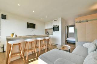 Ontdek dit verzorgde en volledig bemeubelde éénslaapkamerappartement met terras, rustig gelegen in de Torenhofstraat in Vosseslag (De Haan). Met een bewoonbare oppervlakte van 32 m² is dit appartement de ideale uitvalsbasis aan de Belgische kust, perfect als tweede verblijf of investering.<br /><br />Bij het betreden van het appartement kom je terecht in de slaapkamer, die voldoende plaats biedt voor een tweepersoonsbed en afgewerkt is met een onderhoudsvriendelijke laminaatvloer en inbouwspots. Vanuit de slaapkamer bereik je de gezellige leefruimte met open keuken.Via de achterdeur heb je rechtstreeks toegang tot het terras met onderhoudsvriendelijk kunstgras, waar je in alle rust kunt genieten van het buitenleven.<br /><br />De open keuken van Eggo is praktisch ingericht en uitgerust met alle nodige toestellen<br />De badkamer is compact en efficiënt ingericht met een instapdouche, hangtoilet, lavabomeubel en een elektrische handdoekradiator. <br /><br />Het appartement wordt volledig bemeubeld verkocht en is daardoor onmiddellijk gebruiksklaar. Bovendien is een staanplaats inbegrepen, een extra troef die het comfort aan de kust alleen maar vergroot.<br /><br />Gelegen in het rustige Vosseslag, op korte afstand van strand, duinen en tal van wandel- en fietsroutes, geniet je hier van een aangename omgeving waar rust en ontspanning centraal staan.<br /><br />Er werden bijkomende isolatiewerken uitgevoerd en alle ramen werden vernieuwd, wat de energiezuinigheid van de woning aanzienlijk ten goede komt.<br /> <br />Interesse? Contacteer ons voor meer informatie of plan vandaag nog een bezoek.