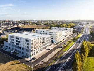Newly built office space in project R. Plaza for rent on the second floor with a gross area of approximately 295 m². <br /><br />Part of a larger set of a total of 4 office buildings. Top location with stunning visibility along the Rijksweg. <br /><br />Central location In the vicinity of the highway exit and the new AZ Delta hospital. The location of Roeselare! <br /><br />Equipped with a computer floor, ventilation, air conditioning and heating, sanitary facilities. <br /><br />Further furnishing at the expense of the tenant. <br /><br />Sufficient parking spaces available on the site.<br /><br />The combination of work, relaxation and care at one location. Plans and specifications available at the office. <br /><br />Are you interested in commercial real estate consisting of an office for rent in Roeselare? Do not hesitate to contact Turner Roeselare at roeselare@turner.immo or 051 21 22 23.