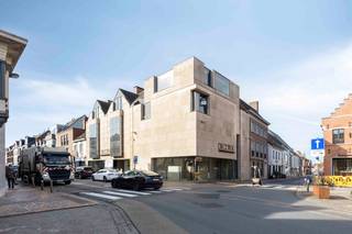 Bent u op zoek naar de meest prominente plek voor uw zaak in het hart van Oostkamp? Dit iconische hoekpand (voormalig "DECOTEX") combineert een...