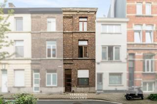 <p><span>46, rue Spiegelhof - 5 chambres d'étudiants</span></p><p><span>Prix de vente : 495 000 euros</span></p><p><span>Revenu locatif total : 2 110 euros/mois</span></p><p><span>Certificat de conformité 2025-2035</span></p><p><span>PEP, amiante et urbanisme en cours de demande</span></p><p><span> </span></p>