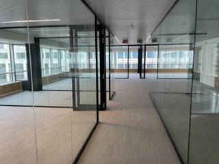 Dit fenomenaal gebouw gelegen in een kantoorzone bevat 7 verdiepingen. Op de zevende verdieping kan u genieten van zeer veel natuurlijke lichtinval. Een aparte archiefruimte is beschikbaar. Makkelijk bereikbaar met het openbaar vervoer (Arts-Loi en Trone metrostation). Het station Montgomery Luxemburg, Brussel-Centraal en Luxemburg bevinden zich op minder dan 1km. <br /><br />•    Er zijn parkeerplaatsen beschikbaar (2000 €/plaats/jaar)