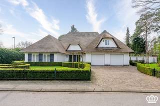Luxueuze rietgedekte villa op toplocatie te Essen-Heikant met o.a. 5-6 slaapkamers, 2 badkamers, fitnessruimte en inpandige garage op een...