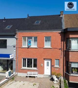 <p><span>WONING MET 3 SLAAPKAMERS EN TUIN</span></p><p><span>Richtprijs : 375.000 euro</span></p><p><span> </span></p><p><span>Deze woning is gelegen in de nabijheid van belangrijke invalswegen, openbaar vervoer, scholen en winkels.</span></p><p><span> </span></p><p><span>Op de benedenverdieping treft u de inkomhal met open living-eetruimte en vernieuwde keuken.  Verder treft u nog een berging met tal van mogelijkheden met toegang tot terras en tuin.</span></p><p><span> </span></p><p><span>Op de eerste verdieping vindt u 3 slaapkamers en badkamer met douche, toilet en lavabo.</span></p><p><span> </span></p><p><span>Op de tweede verdieping treft u nog de zolder die toegankelijk is via een vaste trap.  Deze ruimte kan nog ingericht worden in bijkomende kamers.</span></p><p><span> </span></p><p><span>De woning beschikt over dubbele beglazing in PVC en is voorzien van centrale verwarming op gas.</span></p><p><span> </span></p><p><span> </span></p><p><span>Aarzel niet en bel 0489/54.69.99 of email <span>dylan@svena.be</span></span></p><p><span> </span></p><p><span>Stedenbouwkundig uittreksel/inlichtingen in aanvraag! </span></p><p><span>Deze gegevens zijn louter informatief en wij kunnen niet aansprakelijk gesteld worden voor eventuele onjuistheden. </span></p><p><span>De bewoonbare oppervlakte is slechts indicatief.</span></p><p><span> </span></p><p><span> </span></p><p><span> </span></p>