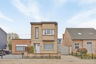 <p><span>GEZELLIGE WONING 187M² MET 2 SLAAPKAMERS, RUIM TERRAS EN STUDIO/ ATELIER 45M²<br /></span><span>ligging nabij centrum </span><span>met vlotte bereikbaarheid via N16, A12 en N17</span><span><br /><br />Gelijkvloers:</span><span> Inkomhal / living met eetplaats (35m²) / ingerichte keuken (3,9 x 2,9m) / badkamer (4 x 2,9m) met dubbele wastafel, ligbad met douchemogelijkheid en wc / studio-atelier (45m²) met slaapkamer, keuken en wc.</span><span><br />1ste verdieping:</span><span> Nachthal / 2 slaapkamers (5,5 x 3,9m; 4,2 x 3,4m).</span></p><p><span>Grote kelder. </span><span><br /></span><span>Zuid-geörienteerd terras (deels overdekt) (70m²)</span><span>.<br /><br />Ruime oprit en carport met meerdere autostaanplaatsen.</span></p><p><span><br /><br /><br /></span></p><p><span> </span></p><p><span> </span></p><p><span> </span></p><p><span> </span></p><p><span> </span></p><p><span> </span></p>