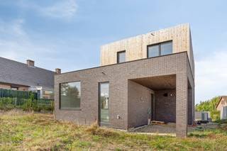 Moderne, energiezuinige nieuwbouwvilla op perceel van 5a 40ca en een bewoonbare oppervlakte van 182m². Ideaal gelegen nabij centrum Lennik en...