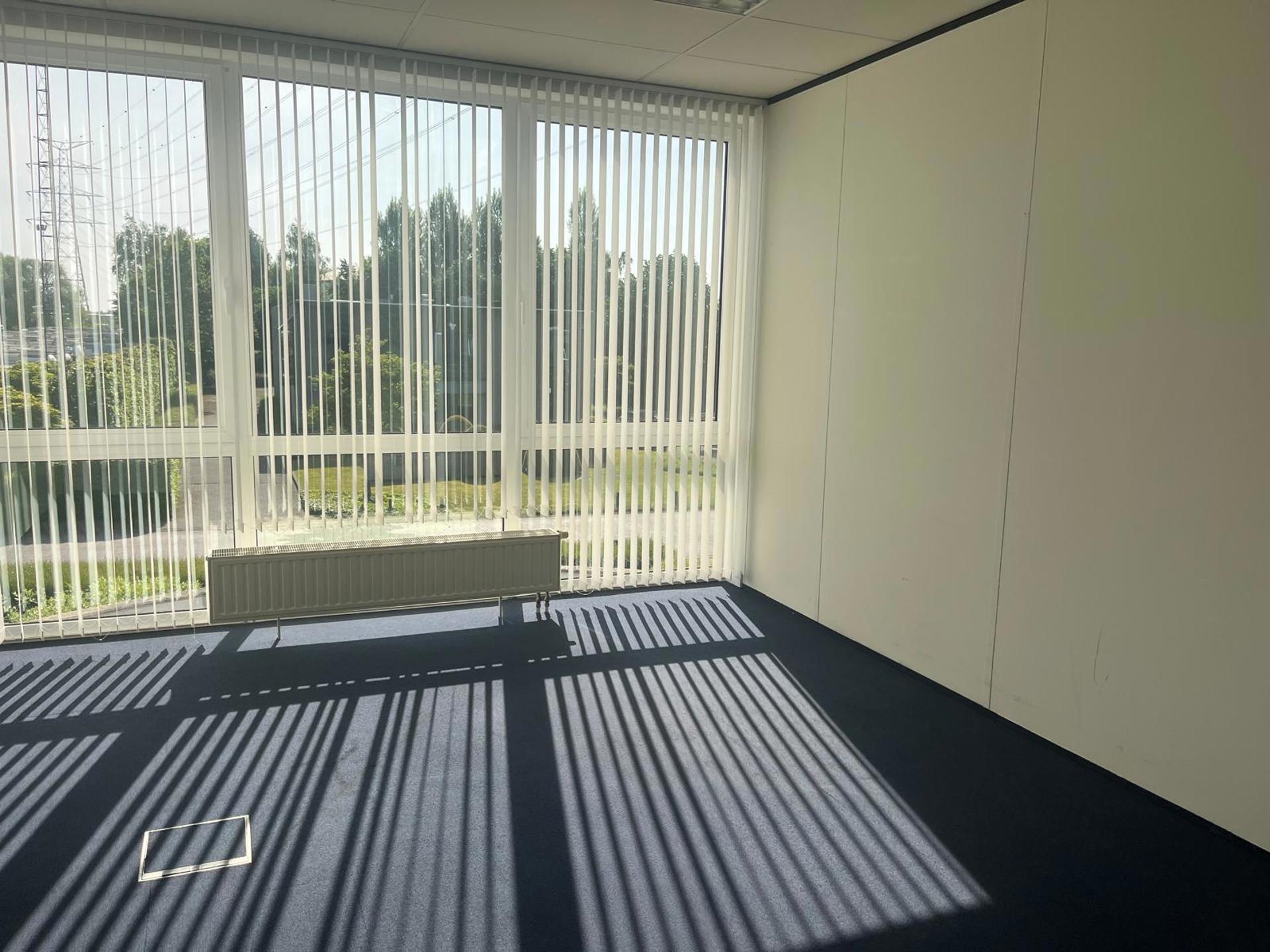 Schelle: 591m² kantoren met ruime parking te huur nabij A12 - foto 3