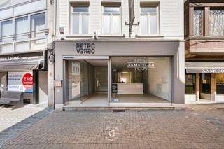 Dit charmante en instapklare handelspand is uitstekend gelegen in de Louis D’Haeseleerstraat, het verlengde van de Lange Zoutstraat, één van de drukst bezochte winkelstraten van het centrum van Aalst. Op slechts enkele stappen van de Grote Markt geniet het pand van een uitstekende commerciële ligging, met veel passage, een ruime zichtbaarheid en zicht vanuit verschillende straten. In de directe omgeving bevinden zich tal van gevestigde handelszaken, waaronder Elwin’s Pancakes, Clothilde Aalst, Dille &amp; Kamille, SKOLL Schoenen, Orange en Leonidas. <strong>Het gelijkvloers</strong> beschikt over <strong>een moderne winkelruimte van ca. 120 m², met een totale gelijkvloerse oppervlakte van ca. 160 m². </strong>De winkelruimte is voorzien van een ruime etalage, stijlvolle toog en drie paskamers. Daarnaast zijn er op het gelijkvloers een kitchenette, toilet en berging aanwezig. Het pand werd in het verleden vernieuwd met kwalitatieve en duurzame materialen en is dankzij de verzorgde afwerking onmiddellijk instapklaar. <strong>Op de eerste verdieping</strong> bevinden zich diverse bureel- en stockageruimtes, aangevuld met een polyvalente ruimte van ca. 44 m² en een toilet. Deze verdieping is momenteel ingericht als opslag- en werkruimte, maar biedt dankzij de ruime indeling tal van mogelijkheden. <strong>De zolderverdieping</strong>, bereikbaar via een vaste trap, beschikt over een overloop en twee bijkomende kamers van respectievelijk ca. 10 m² en 11 m². Daarnaast beschikt het pand over<strong> een kelder, </strong>wat zorgt voor extra praktische bergruimte. Met een totale bruikbare vloeropp. van meer dan 300 m² biedt dit pand bijzonder veel ruimte en mogelijkheden.<br />Dankzij de ruime indeling en de centrale ligging is het <strong>pand geschikt voor uiteenlopende commerciële activiteiten, </strong>zoals een handelszaak, showroom, kantoor, vrij beroep, praktijkruimte of opleidingscentrum, maar ook voor een combinatie van wonen en werken. Bovendien bestaat er potentieel om de handelsfunctie op het gelijkvloers te behouden <strong>en de bovenverdiepingen een residentiële invulling te geven, bijvoorbeeld als woonruimte of opbrengsteigendom, mits het bekomen van de nodige stedenbouwkundige vergunningen. </strong>Ook technisch biedt het pand interessante troeven. Het gelijkvloers wordt verwarmd met elektrische verwarming, gecombineerd met heteluchtverwarming en airconditioning. De eerste verdieping beschikt over verwarming op aardgas. Het pand heeft een EPC-label B en is bijgevolg niet onderhevig aan een renovatieplicht. Het pand is beschikbaar bij akte en wordt vrij van huurcontract verkocht. Een bijzonder interessante opportuniteit voor wie op zoek is naar een ruim, veelzijdig en instapklaar handelspand op een commerciële topligging in het centrum van Aalst.