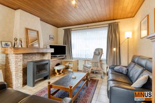 Situated on a quiet street in Ostend, near the Zandvoorde motorway entrance and exit, this house boasts a practical and well-organized layout...