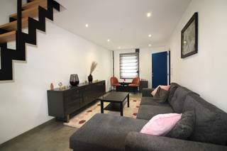 Deze prachtige woning met 3 slaapkamers en 2 badkamers, gelegen in het centrum van Vilvoorde, is onlangs met veel zorg en aandacht gerenoveerd. Deze woning is ideaal als kangeroowoning, wat betekent dat het een perfecte ruimte biedt voor twee generaties om comfortabel samen te wonen of als een aparte eenheid voor gasten. <br /><br />Bij het betreden van de woning valt meteen de heldere en ruime sfeer op, dankzij de moderne open plattegrond. De woonkamer is voorzien van grote ramen die overvloedig daglicht binnenlaten en een gezellige sfeer creëren.<br /><br />De keuken is een droom voor kookliefhebbers, met glanzende nieuwe apparatuur, stijlvolle kasten. De keuken is verbonden met de eetruimte.<br /><br />De woning heeft drie ruime slaapkamers, die allemaal zijn voorzien van grote ramen en inbouwkasten voor voldoende opbergruimte. De twee moderne badkamers zijn elegant betegeld en uitgerust met eigentijdse armaturen. Dit zorgt ervoor dat bewoners zowel comfort als privacy ervaren.<br /><br />Deze woning is gelegen in een vriendelijke buurt met gemakkelijke toegang tot voorzieningen, scholen en openbaar vervoer. Met de mogelijkheid om als kangeroowoning te dienen, biedt het veelzijdige mogelijkheden voor gezinnen die samen willen wonen, voor ouders met volwassen kinderen of voor investeerders die op zoek zijn naar een rendabele verhuurwoning. Het is een ideale combinatie van modern comfort en praktische flexibiliteit.<br />Beschikbaarheid woning af te spreken met eigenaar.
