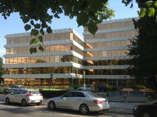 Dit prestigieuze gebouw ligt midden in een groene omgeving. Naast het Watermael-Boitsfort station, niet ver van het openbaar vervoer. Metro...