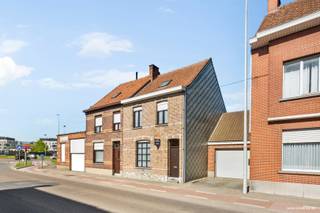 Instapklare woonst bestaande uit: inkomhal, woonkamer - salon met aansluitende keuken met ontbijthoek, hal, toilet en slaapkamer. Kelder.Op de...