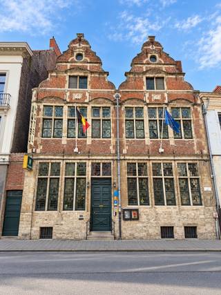 TE KOOP - GENT. Unieke kans! In het hart van het historische centrum van Gent bevindt zich dit uitzonderlijke herenhuis uit 1593, een zeldzaam stadspand waarin monumentale grandeur en authentiek karakter harmonieus samenkomen. Het gebouw werd in 1991 volledig gerenoveerd en doet vandaag dienst als hotel met twaalf kamers, elk voorzien van een eigen badkamer.<br /><br />De prachtige trapgevel vormt een indrukwekkende blikvanger en geeft toegang tot een royale inkomhal, waar verfijnde glas-in-loodramen en een authentieke houten trap meteen de bijzondere sfeer van het pand onthullen. Op het gelijkvloers bevinden zich een ontvangstruimte en een aangename ontbijtruimte met zicht op de fraai aangelegde stadstuin en het ruime terras. De keuken biedt toegang tot de kelderverdieping, ingericht met onder meer een wijnkelder, een bezinningsruimte en verschillende opslagruimten.<br /><br />De imposante traphal leidt naar de hoger gelegen verdiepingen en de twaalf gastenkamers met private badkamers. Doorheen het volledige herenhuis getuigen karaktervolle materialen en zorgvuldig bewaarde elementen van een rijk verleden.<br /><br />Het perceel van 611 m² omvat tevens een achterhuis en beschikt over een doorgang naar de tuin. Dankzij de uitzonderlijke ligging, de royale volumes en de historische uitstraling biedt dit unieke eigendom een bijzondere opportuniteit voor de voortzetting van de hoteluitbating of een hoogwaardige herontwikkeling, steeds onder voorbehoud van de nodige vergunningen.