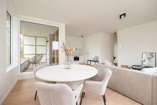 <p><span> </span></p><p><span>Terrazzotegels, een houten parketvloer, keukentoestellen van Whirlpool, zonnepanelen op het dak: dit stijlvolle nieuwbouwappartement van ca. 73,5m² bruto springt eruit door de hoogwaardige afwerking en de energiezuinige technieken. Je woont hier bovendien heel rustig, met het Rivierenhof om je hoek. Nóg troeven? Je betaalt mits voldaan aan de voorwaarden maar 6% btw; </span></p><p><span> </span></p><p><span>De piekfijne, kwalitatieve afwerking van dit splinternieuwe appartement valt onmiddellijk op. Het appartement is reeds volledig afgewerkt waardoor het onmiddellijk beschikbaar is. </span></p><p><span>De open keuken is uitgerust met toestellen van Whirlpool (opnieuw een garantie op topkwaliteit), een inductieplaat en een mooi werkblad. De keuken vormt één geheel met de indrukwekkend lichtrijke leefruimte. Door de grote ramen valt er de hele dag door veel licht binnen. Deze ruimte is het kloppend hart van het appartement: ideaal om tot rust te komen of gasten te ontvangen.</span></p><p><span>Het grote schuifraam in de open leefruimte geeft uit op het oost-gerichte terras. Hier is plaats voor een tafeltje met stoelen en een loungezetel. Aan de balustrade kan je zelfs een zitbank installeren.</span></p><p><span>De ruime slaapkamer heeft dezelfde parketvloer als de leefruimte, Alu-ramen en ingebouwde verluchting. De ensuite badkamer is luxueus afgewerkt met een inloopdouche met regenkraan en keramische tegels, dubbele lavabo, een ronde spiegel en terrazzotegels in steenlook. </span></p><p><span> </span></p><p><span>Modern en energiezuinig</span></p><p><span>Dit nieuwbouwappartement voldoet aan alle hedendaagse normen. Je stroom wordt opgewekt door 5 zonnepanelen, dat voel je aan je energiefactuur. De omvormer hangt trouwens, samen met onder andere de aansluiting voor de wasmachine, netjes afgescheiden in de berging.</span></p><p><span> </span></p><p><span>Rivierenhof om de hoek</span></p><p><span>Je woont hier ideaal, overal dichtbij en toch heerlijk rustig en groen. Het prachtige Rivierenhof, het grootste park van de stad, ligt op amper een paar minuten wandelen. Binnen een straal van nog geen 500 meter zijn liefst vier supermarkten. Ook heel wat buurtwinkels zijn vlakbij. Met de fiets, de bus of de tram sta je snel in de stad, met de auto sta je zo op de autostrade. </span></p><p><span>De herontwikkeling van de Wouter Haecklaan heeft een positieve invloed in de verdere ontwikkeling van de buurt. </span></p><p><span> </span></p><p><span>Ondergrondse autostaanplaats optioneel aan te kopen voor €28.200. </span></p><p><span> </span></p>