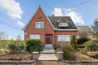 Gelegen ten midden van weiden en velden bieden wij u deze te renoveren hoeve aan te Bever. Een zeer solide woning als volgt ingedeeld:...