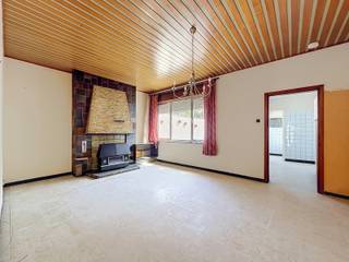 <p><span><strong><span>Woning met 4 SLPK, Tuin, Garage én mooi renovatiepotentieel!</span></strong><br /><br />Op zoek naar een ruime woning die u volledig naar eigen smaak en wensen kunt renoveren? Deze stevige gesloten bebouwing combineert een <strong>bijzonder ruime woonoppervlakte</strong> met <strong>een inpandige garage</strong>, <strong>een aangename tuin</strong> en <strong>een uitstekende ligging</strong> aan de stadsrand.</span></p>
<p><span>Via de <strong>ruime inkomhal </strong>betreedt u de woning. Vooraan bevindt zich de inpandige garage, terwijl de achterliggende, <strong>bijzonder ruime leefruimte geniet van een mooi zicht richting het terras en de tuin</strong>. Aansluitend bevindt zich de <strong>keuken, die momenteel voorzien is van een spoelbak en enkele ingemaakte kasten</strong>. <strong>Een afzonderlijk toilet</strong> vervolledigt het gelijkvloers.</span></p>
<p><span>Achteraan bevinden zich bovendien nog <strong>twee praktische buitenbergingen</strong>, ideaal voor fietsen, tuinmateriaal en extra stockage.</span></p>
<p><span>Op de <strong>eerste verdieping</strong> bevinden zich <strong>twee mooie en ruime slaapkamers</strong>. Beide kamers staan in verbinding met <strong>de badkamer, die momenteel uitgerust is met een lavabo en ligbad</strong>.</span></p>
<p><span><strong>Via een vaste trap bereikt u de zolderverdieping</strong>. Deze is reeds ingedeeld in <strong>twee zolderkamers en een bijkomende zolderruimte</strong>. Mits verdere afwerking biedt deze verdieping bovendien de <strong>mogelijkheid om een volwaardige vijfde slaapkamer te creëren</strong>.</span></p>
<p><span>Deze woning biedt dankzij haar </span><strong><span>ruime indeling, inpandige garage, tuin en uitbreidingsmogelijkheden</span></strong><span> bijzonder veel renovatiepotentieel. Ideaal voor wie op zoek is naar <strong>een ruime gezinswoning </strong>en graag zelf de handen uit de mouwen steekt om van deze woning een echte thuis te maken.</span></p>
<p><span><strong>Ook de ligging is een absolute troef</strong>. Gelegen aan de stadsrand en op korte afstand van het centrum, bevinden winkels, scholen, horeca, openbaar vervoer en belangrijke invalswegen zich op wandelafstand of in de onmiddellijke omgeving.</span></p>
<p><strong><span>Een ruime woning met tuin en garage, op een uitstekende ligging en met tal van mogelijkheden voor wie op zoek is naar een renovatieproject met potentieel!<br /><br /></span></strong>Voor meer info en/of een bezoek, contacteer uw vastgoedkantoor KURTIMMO via 0476/076993 OF info@kurtimmo.be!</p>
