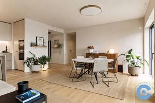 Welkom in residentie Lagoo (2021), een moderne residentie op een uitzonderlijke locatie aan de rand van het Galgenweelpark. Hier woont u in alle rust, met het water, het groen en de skyline van Antwerpen vlakbij.<br /><br />Dit lichtrijke appartement van 102 m², gelegen op de vijfde verdieping, combineert ruimte, comfort en een hoogwaardige afwerking. Via de inkomhal met vestiaire komt u in de ruime leefruimte met open, volledig ingerichte keuken, afgewerkt met kwalitatieve materialen.<br />Het appartement beschikt over twee volwaardige slaapkamers, waarvan één met toegang tot het terras. De master bedroom is voorzien van ingemaakte kasten. Het terras van 10 m² biedt een aangename buitenruimte met zijdelings zicht op het Galgenweel en een mooie Westelijke oriëntatie.  Hierdoor geniet je tot de laatste avondzon!<br />Verder zijn er een stijlvolle badkamer met inloopdouche, een apart toilet en een praktische berging.<br /><br />Extra troeven: gelegen in een doodlopende straat, rechtstreekse toegang tot het park, beveiligde toegangsdeur, videofonie, vloerverwarming met koelfunctie via warmtepomp, fietsenberging, high-end afwerking en een gunstig EPC-label A.<br /><br />Een autostaanplaats met laadpaal in het ondergrondse garagecomplex kan optioneel aangekocht worden voor € 35.000.<br /><br />Interesse of graag een bezoek ter plaatse? Contacteer Dries via 0470 107 217.