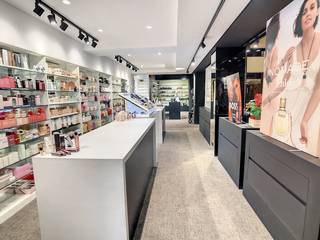 Dit recent vernieuwde handelspand te koop is gelegen in Galerij De Meester en bestaat uit twee verdiepingen. Dankzij de grote glaspartijen geniet je van veel visibiliteit. Dit unieke bedrijfsvastgoed is uitstekend zichtbaar vanuit de hoofdwinkelstraat, de Ooststraat, en is bovendien ook vlot toegankelijk via de Grote Markt van Roeselare. <br /><br />Dit handelspand te koop heeft een oppervlakte van ca. 238 m² en is gelegen in het centrum van Roeselare.<br /><br />Specificaties:<br /><br />- verwarming op radiatoren via gas<br /><br />- airconditioning<br /><br />- recent vernieuwd<br /><br />Indeling:<br /><br />Gelijkvloers: open handelsruimte met veel lichtinval<br /><br />Verdieping:<br /><br />- verschillende aparte behandelruimtes of kantoren<br /><br />- kitchenette<br /><br />- sanitair<br /><br />Dit handelspand te koop in het centrum van Roeselare kan onderhevig zijn aan de renovatieverplichting die door de Vlaamse overheid wordt opgelegd voor niet-residentiële gebouwen. Voor meer informatie hieromtrent kunt u de website van het Vlaams Energie- en Klimaatagentschap raadplegen. Neem gerust contact op met de dossierverantwoordelijke voor bijkomende inlichtingen over dit gebouw.<br /><br />Bent u op zoek naar bedrijfsvastgoed bestaande uit een handelspand te koop in Roeselare? Aarzel dan niet om ons te contacteren op het nummer 051 21 22 23.