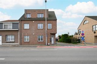 - Bekijk onze website www.koosi.be voor een uitgebreide omschrijving van dit eigendom -Op zoek naar een instapklare woning met mogelijkheid tot praktijk of tweewoonst?Dit recent eigendom, gebouwd in 2012, ligt tussen de dorpscentra van Kapellen en Putte. Het biedt uitzicht op weilanden en een vlotte verbinding naar de autostrade, winkels en openbaar vervoer.Het gebouw omvat momenteel twee wooneenheden (glvl=80m² en duplex=150m²). Beide correct verhuurd en goed onderhouden. Indeling: - GLVL - inkomhal, woonkamer(of praktijk) met open keuken, 1 slaapkamers, badkamer, berging en tuin. - 1E - woonkamer met ruime open leefkeuken, terras en berging/wasplaats. - 2E - 2 ruime slaapkamers, badkamer, bureaukamer/berging en bergzolder. - BUITEN - Tuin met aangelegd terras, tuinberging en garage. De keuze voor degelijke materialen en een kwalitatieve afwerking zorgt ervoor dat je zorgeloos kan intrekken. Daarnaast zorgen de goede isolatie, ventilatie, HR-beglazing en HR-condensatieketels voor een gunstig EPC en een laag verbruik.- Interesse? Aarzel niet om contact op te nemen via stef@koosi.be of 03/666.80.08 -