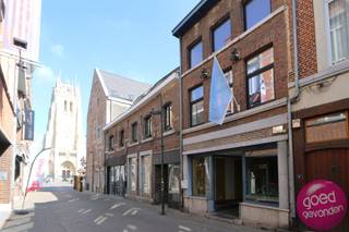 <strong>MAISON COMMERCIALE EN PARFAIT ETAT EN PLEIN CENTRE</strong><br /><br />Au cœur de la ville, dans une rue commerçante animée et à deux pas de la Grand-Place, se trouve cette charmante maison commerciale. La façade authentique de 1850 attire immédiatement l’attention et confère au bâtiment un cachet unique.<br /><br /><strong>TRÈS FRÉQUENTÉ<br /></strong><br />+ juste en face du supermarché local<br />+ à quelques pas de la Grand-Place<br /><br /><strong>RÉNOVATIONS</strong> – Tant l’espace commercial au rez que l’habitation aux étages ont été entièrement rénovés et sont prêts à être occupés.<br /><br />+ En 2000, des rénovations structurelles en profondeur ont été réalisées, remplaçant tous les planchers intermédiaires par du béton solide<br />+ En 2013, installation d’une nouvelle cuisine, salle de bain, spots intégrés, fenêtres en PVC, chaudière à haut rendement au gaz et isolation supplémentaire du toit<br /><br /><strong>AVANTAGE SUPPLÉMENTAIRE<br /></strong><br />Espace cave sous l'entièreté du bâtiment, offrant des possibilités techniques, permettant une adaptation facile des installations électriques et sanitaires au rez-de-chaussée, rendant l’espace commercial très flexible.<br /><br /><strong>REZ<br /></strong><br />+ grande vitrine couverte<br />+ vaste espace commercial avec armoires intégrées, cabines d’essayage, miroirs, spots, chauffage et climatisation<br />+ cour orientée plein sud avec beaucoup d’intimité<br /><br /><strong>PREMIER ÉTAGE<br /></strong><br />+ grand séjour avec cuisine ouverte<br />+ cuisine entièrement équipée<br />+ grande chambre calme à l’arrière<br />+ salle de bain<br />+ local technique/rangement<br /><br /><strong>DEUXIÈME ÉTAGE<br /></strong><br />+ très grande deuxième chambre<br /><br /><strong>GRENIER<br /></strong><br />+ accessible par escalier fixe<br />+ possibilité d’aménager une troisième chambre<br /><br /><strong>TOUS LES ATOUTS EN UN COUP D’ŒIL</strong><br /><br />+ Emplacement idéal dans une rue commerçante, en face du supermarché (fort passage)<br />+ Partie commerciale et habitation prêtes à l’emploi<br />+ Façade authentique avec du caractère<br />+ Rénovations complètes réalisées<br />+ Cour orientée au sud<br />+ Sous-sol complet avec nombreuses possibilités fonctionnelles<br /><br /><strong>Pour infos et visites TEL 012 744 844 MAIL info@goed-gevonden.be</strong>