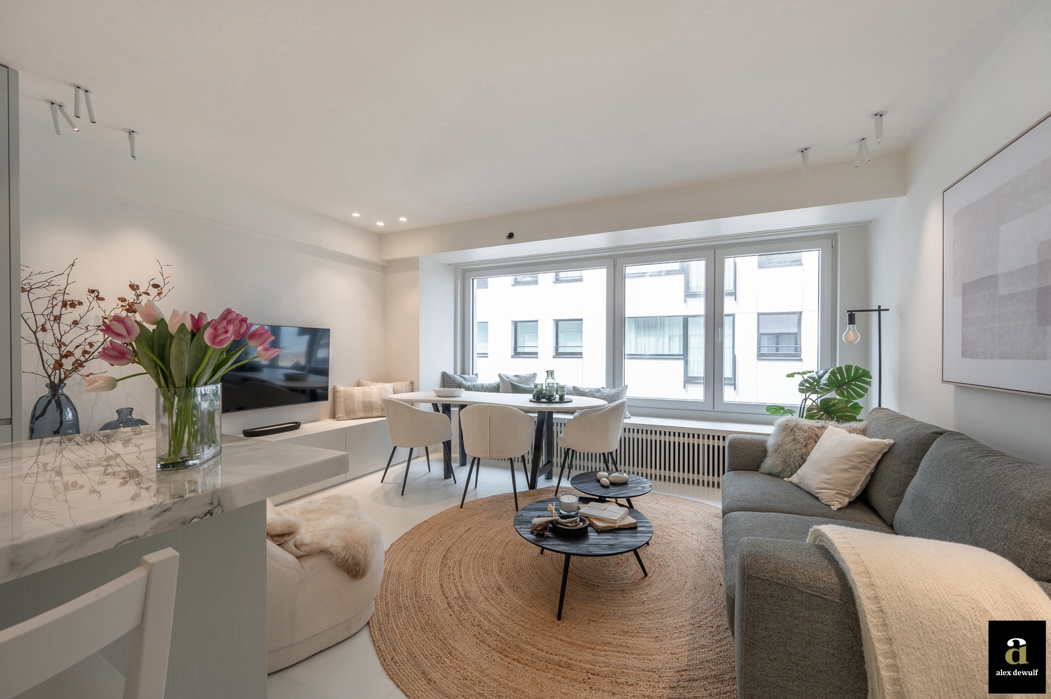 Prachtig gerenoveerd 3 slaapkamerappartement met zij zeezicht - foto 2