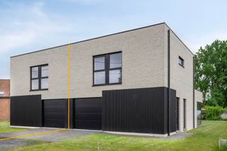 Deze energiezuinige nieuwbouwwoning is uiterst rustig gelegen doch nabij winkels, scholen, openbaar vervoer en verbindingswegen...