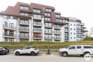 Dit appartement is gelegen in de prestigieuze residentie ‘Long Island’ te Groenendijk.<br />De <strong>uitzonderlijke ligging aan een uniek stukje zeepromenade</strong> tussen Nieuwpoort en Oostduinkerke garandeert <strong>rust en een heerlijke kustbeleving</strong>.<br />Dankzij de <strong>twee ruime terrassen</strong> geniet u zowel van <strong>zeezicht</strong> als van de<strong> zon aan de achterzijde</strong>.<br /><br />De indeling is als volgt:
<ul>
<li>Inkomhal met ruimte voor vestiaire;</li>
<li>Apart toilet;</li>
<li><strong>Grote</strong>, <strong>lichtrijke</strong> <strong>leefruimte</strong> met toegang tot het eerste terras;</li>
<li><strong>Ruim terras (10 m<sup>2</sup>) met zeezicht</strong>;</li>
<li>Geïnstalleerde open keuken;</li>
<li>Berging met aansluiting voor wasmachine;</li>
<li>Slaapkamer 1 met plaats voor dubbel bed én kleerkast;</li>
<li>Ensuite badkamer met dubbele wastafel en ligbad;</li>
<li>Slaapkamer 2, eveneens met ruimte voor dubbel bed en kleerkast en toegang tot het tweede terras;</li>
<li>Ensuite badkamer met wastafel en douche;</li>
<li><strong>Zuid-west gericht terras met mooi zicht op de tuin</strong>.</li>
</ul>
<br />Extra troeven:
<ul>
<li>Mogelijkheid tot aankoop van ruime garagebox in het gebouw (€ 65.000,00);</li>
<li><strong>Unieke locatie</strong>;</li>
<li><strong>Op wandelafstand van de zee én Nieuwpoort-Bad</strong>.</li>
</ul>
<br />Aarzel niet en contacteer ons snel om dit topaanbod te bezichtigen.<br />