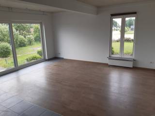 Appartement van meer dan 110 m² met een weids zicht op de achteraan gelegen akkers.<br />De lichtrijke leefruimte met open keuken zorgt voor aangenaam wonen.<br />Aangrenzend beschikken we over 3 kamers, badkamer (met inloopdouche en meubel), gastentoilet en wasplaats.<br />Eveneens inbegrepen : <br />- 2 parkeerplaatsen; <br />- het gras rond de vijver wordt door de eigenaar onderhouden. <br /><br />Uitstekende prijs-kwaliteit-verhouding !<br /><br />[EPC is een E-label (408), maar de eigenaar plaatste in mei '26 een warmtepomp, alsook werd het dak bijkomend geïsoleerd.]