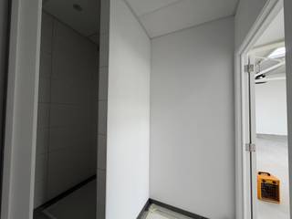 Découvrez cet espace professionnel de ±270 m², offrant de beaux volumes et une grande flexibilité d’aménagement. Idéal pour des bureaux, un...