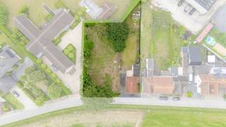 Op een uitzonderlijk rustige locatie in het groen, in Waregem, bevindt zich deze eigendom bestaande uit een te renoveren of af te breken woning met daarnaast een afzonderlijk perceel bouwgrond. Samen goed voor een totale oppervlakte van ca. 1.320 m².<br />Perceel met woning: ± 520 m²<br />Aanpalende bouwgrond: ± 800 m²<br /><br />De bestaande woning biedt mogelijkheden voor een grondige renovatie of kan plaatsmaken voor een nieuwbouwproject. De naastgelegen bouwgrond creëert extra potentieel voor wie op zoek is naar ruimte, een kangoeroewoning of een combinatie van wonen en investeren.<br /><br />Troeven:<br />✔ Zeer rustige, landelijke ligging in Waregem<br />✔ Ruime totale oppervlakte van ca. 1.320 m²<br />✔ Bestaande woning te renoveren of af te breken<br />✔ Afzonderlijke bouwgrond van 800 m²<br />✔ Ideaal voor wie ruim en groen wil wonen<br />✔ Tal van mogelijkheden voor eigen bewoning of investering<br /><br />Een unieke kans voor wie op zoek is naar een eigendom met karakter en potentieel, op een toplocatie waar rust en bereikbaarheid hand in hand gaan.<br />Interesse? Neem contact op voor meer informatie of een bezoek ter plaatse.<br /><br />LS/26071/K