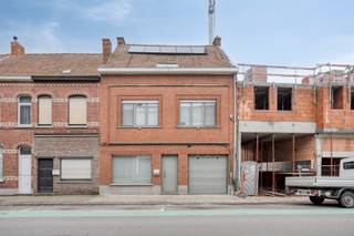 Dit mooie huis nabij het centrum is instapklaar ... <br /><br />Achter de mooie gevel schuilt dit gezellig eigendom. We komen binnen langs de hal met vestiaire. De living is ruim en gezellig ingericht mede dankzij de gashaard en boog tussen voor- en middenplek. De woonkamer gaat naadloos over in de open keuken met ontbijthoek. Achter deze keuken bevindt zich een apart toilet en badkamer met dubbele lavabo en grote instapdouche. <br />Achter de woning, en via de garage bereikbaar, bevindt zich een werkplaats van 40 m2 die dienst kan doen als atelier, hobbyruimte, .... Deze werkplaats beschikt over 2 ingangen en geeft uit op de diepe tuin. In deze diepe zuidwest-gerichte tuin met terras is het heerlijk genieten in alle rust. Op het einde van de tuin bevindt zich nog een tuinhuis met overkapping.<br />De 1e verdieping beschikt over 3 grote slaapkamers en een toilet. Er is eveneens een vaste trap naar de zolder. De geïsoleerde zolder is ontzettend groot. Er zitten 2 grote velux-ramen. Hier kan men met gemak nog een aantal kamers onderbrengen. <br />Vanop het terras heeft men ook toegang tot de grote garage met elektrische poort. <br />Er is tevens een handige kelder en op het dak liggen 10 zonnepanelen. <br /><br />Centrale verwarming op gas. <br />Blanco gekeurd elektriciteitskeuringsverslag en geen renovatieplicht!<br />Achteraan is er de mogelijkheid om een extra atelier bij aan te kopen, palend aan het eigendom. Meer info via ons kantoor.<br /><br />Een instapklare woning, gelegen nabij het centrum, vlakbij winkels, openbaar vervoer, ….