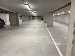 <strong>Ondergrondse autostaanplaatsen in hartje Mol</strong><br />In Residentie Vennehof bieden we ondergrondse autostaanplaatsen te huur aan. Ideaal voor wie woont of werkt in het centrum en zeker wil zijn van een vaste parkeerplek.<br /><br /><strong>In- en uitrit via Vennestraat</strong><br />De toegang tot de staanplaats verloopt via de Vennestraat, vlakbij winkels, horeca en andere voorzieningen. Droog, veilig en direct bereikbaar.<br /><br /><strong>Interesse? Contacteer ons</strong><br />Voor meer informatie of een bezoek ter plaatse, bel ons op het nummer 014 58 02 08.