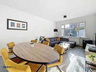 Deze woning verwelkomt u op het gelijkvloers met een inkomhal en een apart toilet. Verder vindt u er een gezellige woonkamer met eetplaats en...