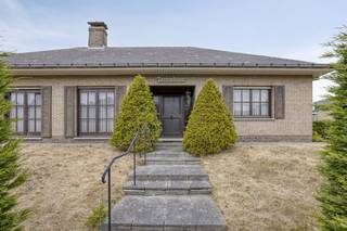 Op de hoek van de Westhoeklaan en de L. Maskenslaan in De Panne, bevindt zich deze ruime, te renoveren bungalow (bouwjaar 1978) te koop. Gelegen op een perceel van maar liefst 709m². Een bijkomende troef is de volledige onderkeldering en zolder die de volledige oppervlakte van de woning beslaat, wat extra mogelijkheden biedt voor opslag of uitbreiding.INDELING:&gt; Gelijkvloers:- Ruime inkomhal met apart gastentoilet;- Lichtrijke leefruimte;- Keuken met toegang tot de tuin;- Drie volwaardige slaapkamers;- Praktische berging met aansluiting voor wasmachine en droogkast;- Badkamer voorzien van een ligbad, wastafel en toilet;&gt; Zolderverdieping: - Ruime zolderverdieping over de volledige woningoppervlakte, met een geïsoleerd dak;&gt; Kelderverdieping: - Volledig onderkelderd met automatische poort;ALGEMEEN:- Tuin rondom de volledige woning;- Enkele beglazing;- Centrale verwarming op aardgas;Aarzel niet om contact op te nemen met ons kantoor Dewaele Koksijde via 058 330 600 voor meer informatie of een bezichtiging.Dit pand is onderworpen aan de renovatieverplichting van de Vlaamse overheid voor residentiële gebouwen (behoudens bij sloop binnen 5 jaar na de aankoop). Consulteer voor meer informatie de website van het Vlaams Energie- en Klimaatagentschap via https://www.vlaanderen.be/een-woning-kopen/renovatieverplichting-voor-residentiele-gebouwen