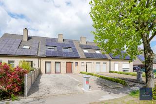 Ga naar www.makelaarshuys.be, te koop, klik op het pand en schrijf u in voor de bezoekdagen. <br /><br />Deze zeer goed onderhouden woning gelegen op de Dendermondesteenweg te Destelbergen, bevindt zich op een perceel van 355 m² en combineert een praktische indeling met aangename buitenruimtes. De woning werd gebouwd in 1997 en biedt een bewoonbare oppervlakte van circa 143 m² . <br /><br />Bij het betreden van de woning heeft u een praktische inkomhal met toilet en valt meteen de ruime en lichtrijke leefruimte op voor zithoek en eethoek met grote raampartijen. <br />Aansluitend heeft u de ingerichte keuken met toestellen, een extra berging en een nieuwe leefveranda van Willems, welke toegang biedt tot de tuin met terrassen waar u geniet van voldoende privacy. <br /><br />Via de tuin bereikt u de dubbele garage met elektrische poorten en carport aan de achterzijde of deze is ook bereikbaar via een zijdelingsweg waar een erfdienstbaarheid op rust. <br />Er is een pomp verbonden met de boorput.<br /><br />Op de 1ste verdieping bevinden zich drie volwaardige slaapkamers en een badkamer met toilet, ligbad en dubbele wastafels. <br /><br />De woning heeft een gunstig EPC C en wordt elektrisch verwarmd via accumulatoren en is voorzien van 17 zonnepanelen en een Uhome thuisbatterij.<br /><br />De woning heeft een zeer goede bereikbaarheid en nabijheid van winkels, scholen , openbaar vervoer, E17, ....centrum Destelbergen en vlotte bereikbaarheid met Gent en omliggende gemeentes. <br /><br />Voor meer info : 0468 24 65 84 of sofie@makelaarshuys.be