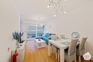 Deze <strong>moderne</strong> en volledig <strong>instapklare</strong> <strong>studio</strong> bevindt zich op de <strong>eerste</strong> <strong>verdieping</strong> van een verzorgd gebouw met <strong>lift</strong> en geniet van een <strong>uitstekende</strong> <strong>ligging</strong>, vlak aan de achterzijde van de zeedijk. Bovendien bevinden de jachthaven en het openbaar vervoer zich op een steenworp afstand.<br /><br />De studio beschikt over een <strong>lichtrijke</strong> <strong>leefruimte</strong> met rechtstreekse toegang tot een <strong>zongericht</strong> <strong>terras</strong>, waar je heerlijk kunt genieten van de buitenlucht. De <strong>praktische</strong> <strong>keuken</strong> is uitgerust met de nodige <strong>basisvoorzieningen</strong> en sluit mooi aan bij de leefruimte. Verder omvat de studio een <strong>ruime</strong> <strong>slaaphoek</strong>, een <strong>badkamer</strong> met <strong>douche</strong> en een <strong>extra</strong> <strong>berging</strong>, wat zorgt voor de nodige praktische bergruimte.<br /><br />Een bijkomende troef is de reeds <strong>conforme</strong> <strong>elektrische keuring</strong>, zodat je hier zonder zorgen kunt genieten. De studio wordt verkocht onder het systeem van erfpacht, wat een <strong>fiscaal</strong> <strong>voordelige</strong> <strong>aankoop</strong> mogelijk maakt. Domiciliëring is niet mogelijk.