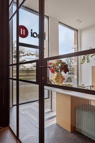 <p>Op slechts één zwemslag verwijderd van het mooie water aan de Schelde én het iconische Zuid waar je omringd bent door de tofste hotspots vind je deze diamant van een opbrengsteigendom terug met maar liefst 7 units! Dit pand is niet enkel luxueus van uitstraling, er werd namelijk ook gebruik gemaakt van de meest kwaliteitsvolle, natuurlijke materialen zoals bijvoorbeeld marmer en eikenhout. Dit zorgt voor de gezellige en warme sfeer die door het volledige eigendom werd doorgetrokken. Kom binnen en word verwelkomd in hal die in een knap, industrieel jasje werd gestoken met een prachtige, zwarte ijzeren deur en gepolierde betonnen vloer. Verder bevat het gelijkvloers een bureau met een eigen kitchenette en toilet. Eveneens heb je hier een trap dat naar de kelder leidt waar een praktische wasruimte werd voorzien. Op de bovenliggende verdiepingen tref je 4 stijlvolle appartementen (tussen 55 m² &amp; 40 m²) aan met een leefruimte die een waanzinnig zicht biedt op “de lichtjes van de Schelde”, elks uitgerust met een fraaie open keuken en trendy badkamer. Op de 5<sup>de</sup> verdieping tel je nog 2 kleinere kamers van 17 m² met uiteraard ook een badkamer. Durf dromen en laat dit pand de perfecte start zijn van jouw volgende avontuur!</p>
<p><strong>Momenteel verhuurd</strong> aan € 10.000,00/ maand wat voor een € 120.000,00 zorgt op jaarbasis. Dit resulteert in een rendement van 4 %.</p>
<p><strong>Technische gegevens:</strong> Kelder en airco in elke ruimte aanwezig! Centrale verwarming op zowel op elektriciteit via een warmtepomp als op gas, hoogrendementsbeglazing in aluminium.</p>
<p><strong>Stedenbouwkundige inlichtingen en bodemattest aanwezig. Asbestattest in aanvraag. Bevindt zich niet in een risicozone voor overstromingen (P- en G-score C). Renovatieverplichting niet van toepassing.</strong></p>