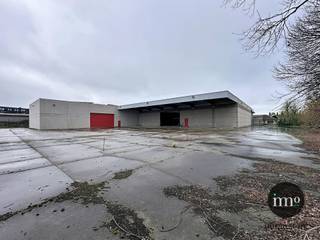 Ternat (St-Katharina-Lombeek) : Site (vroeger drankencentrale) bestaande uit :<br />- 2426m² dépot/opslagruimte, met hoge poorten waar vrachtwagens door kunnen;<br />- commerciële ruimte van 554m²; <br />- 4 burelen in het oudere gedeelte<br />- 6 burelen + vergaderzaal in het nieuwe gedeelte <br />- keuken/eetruimte voor personeel<br />- sanitaire voorzieningen<br />- 2 appartementen van elks 114m²<br />Meer info op 0470 916338. Te bezichtigen na afspraak.