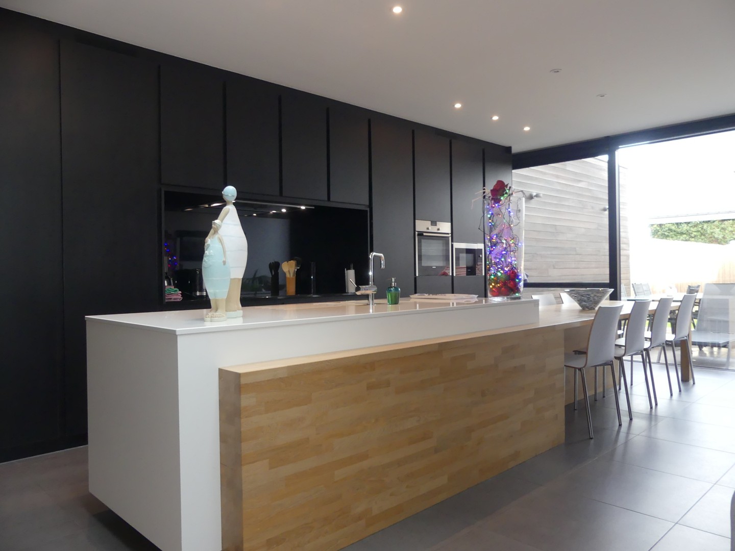Modern ingerichte en ruime woning met garage en tuin - foto 4