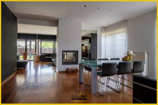 <strong>Droomt u van de ideale combinatie tussen landelijke rust en een vlotte bereikbaarheid? Immo Van Middelem stelt u graag deze ruime en lichtrijke villa (+/- 250 m²) voor, gelegen in een bijzonder rustige en groene omgeving, in een doodlopende straat nabij het centrum van Dilbeek.</strong> Deze woning is perfect voor gezinnen die op zoek zijn naar ruimte, comfort en een vleugje vakantiegevoel, terwijl scholen, winkels en openbaar vervoer zich vlakbij bevinden.<br /><br />De villa is opgedeeld in 2 niveaus: <br />- GELIJKVLOERS: inkomhal met apart toilet en vestiaire, lichtrijke leefruimte met grote raampartijen en directe toegang tot de tuin met ZWEMBAD en ruim overdekt terras, volledig ingerichte keuken met aansluitende wasplaats, inpandige garage met ruime berging; <br />- 1e VERDIEPING: ruime nachthal, bureau, 5 RUIME slaapkamers waarvan 1 met eigen badkamer alsook 2 afzonderlijke douchekamers, aparte WC;<br />- ZEER RUIME ZOLDER: 52 m², leidingen van water en elektriciteit werden reeds doorgetrokken, bereikbaar via trapladder. <br /><br />Comfort: alarmsysteem, laadpaal, alarmsysteem met camera’s; overdekt terras met ledverlichting en verwarming, verwarmd zwembad<br /><br />CV op stadsgas <br />EPC: 260 kWh/m².jaar - Label C (UC: 2201495)<br />Elektriciteit CONFORM tot 2051!<br />Asbestveilig. Vrij bij akte.