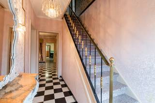 Degelijk onderhouden stadswoning aan de rand van het Galgenbos op enkele minuten van het centrum van Eeklo.<br /><br />De woning heeft een diepe zonnige tuin, met een aparte toegangsweg naar de voorgevel en geniet mee van het uizicht op het Galgenbos en de rust.<br /><br /><strong>Indeling:</strong><br /><br />Via de inkomhal komt men in de ruime woonkamer met zithoek en eetplaats, keuken met ruime bijkeuken, gastentoilet, veranda. Via een zijgang kan men ook naar de straatzijde gaan.<br /><br />Er zijn 3 volwaardige slaapkamers op de verdieping, samen met de badkamer.<br /><br />Daarnaast is er ganse zolderverdieping, die nog kan zorgen voor meerdere slaapkamers en/of badkamer.<br /><br />Het appartement is op te frissen, maar heeft een degelijke stoel.<br /><br /><br /><strong>Extra troeven</strong><br />✅ Zonnige en diepe tuin met aangenaam uitzicht<br />✅ Grote woonoppervlaktes<br />✅ Makkelijk bereibkaar en direct in het centrum<br />✅ Veel mogelijkheden<br /><br /><br /><strong>Bent u op zoek naar een leuke en ruime woning die na een opfrisbeurt een prachtige thuis kan worden? Neem gerust contact met ons op voor meer informatie of om een bezoek in te plannen.</strong><br />