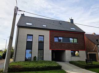 <p><span>Ce magnifique appartement, prêt à emménager, est situé au premier étage d'un petit immeuble, en plein cœur de Berlaar. Grâce à sa situation centrale, les commerces, les écoles et les transports en commun sont accessibles à pied.</span></p><p><span>L'appartement offre une surface habitable de </span><span>88 m²</span><span> et dispose de </span><span>2 chambres</span><span>. Construit récemment </span><span>,</span><span> en </span><span>2019</span><span>,</span><span> il </span><span> offre, grâce à ses finitions contemporaines, tout le confort et le luxe nécessaires pour y vivre en toute sérénité.</span></p><p><span>La terrasse de 18,5 m² exposée plein sud</span><span>constitue un atout indéniable </span><span>, où vous pourrez profiter pleinement de la vie en plein air.</span></p><p><span>Sur le plan énergétique également, cet appartement obtient d’excellents résultats avec un </span><span>label PEB A</span><span>. Cela est notamment dû à ses bonnes performances d’isolation, au chauffage au gaz naturel, à la climatisation dans le salon et aux panneaux solaires installés. L’installation électrique a en outre </span><span>été contrôlée et déclarée conforme</span><span>.</span></p><p><span>Les places de parking se trouvent à l’arrière de l’immeuble. L’appartement </span><span>comprend un abri de voiture équipé d’une borne de recharge</span><span>.</span></p><p><span>De plus, la propriété dispose d’un vaste </span><span>jardin de 357 m</span><span>². </span><span>L’achat de</span><span> ce jardin n’est </span><span>pas obligatoire</span><span>.</span></p><p><span>En résumé : un appartement moderne, économe en énergie et entièrement prêt à emménager, bénéficiant d'un emplacement exceptionnel à Berlaar, avec terrasse, abri de voiture et possibilité d'acheter un grand jardin.</span></p><p><span>Faibles charges de copropriété.</span></p><p><span> </span></p><p><span>Intéressé ?</span><span><br />Contactez </span><span>Dupont Vastgoed</span><span> au </span><span>015 15 15 15</span><span> pour plus d’informations ou pour organiser une visite sur place </span><span>.</span></p><p><span> </span></p>