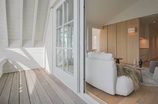 Volledig gerenoveerd appartement met ruime zonneterrassen gelegen in een kleine villaresidentie zeer nabij het strand. Indeling: inkomhall met gastentoilet. Lichtrijke woonkamer uitgevend het op twee zonneterrassen bestaande uit en gezellig salon en eethoek. Volledig ingerichte keuken. Slaapkamer één met ingemaakte kasten. Tweede slaapkamer. Nachthal met Ingemaakte kasten. Kast voorzien voor het plaatsen van een wasmachine en droogkast. Badkamer en douchekamer. Privatieve kelder. Mogelijkheid tot aankoop van een garagebox in de residentie.