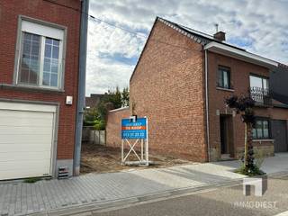 <p><span>Bouwgrond van 1,42 are te koop met vergunde stadswoning op top-locatie in Diest!</span></p><p><span> </span></p><p><span>Ligging:</span><span> Rustig wonen aan de Valleilaan in Diest, met alle stadsvoorzieningen binnen handbereik. Deze bouwgrond geniet van een uiterst centrale en strategische ligging op wandelafstand van het station van Diest. De Grote Markt, winkels, horeca en het openbaar vervoer (trein en bus) bevinden zich op slechts ± 500 meter. Ook gezinnen vinden hier alles in de directe omgeving: kleuter-, lagere en middelbare scholen zijn vlot bereikbaar. Wie graag geniet van natuur en ontspanning staat bovendien in enkele minuten in park Jan Heylen, met aansluiting op recreatiedomein De Halve Maan en natuurgebied Webbekoms Broek.</span></p><p><span> </span></p><p><span>De bouwgrond wordt verkocht met (tijdelijke) vergunning, maar het staat de koper uiteraard volledig vrij om een  woning naar eigen smaak te realiseren.</span></p><p><span>Beschrijving:</span><span> Deze bouwgrond van 1,42 are wordt verkocht met een goedgekeurde vergunning voor een moderne rijwoning met een bruto bewoonbare oppervlakte van 171 m². Het ontwerp werd uitgewerkt met oog voor duurzaamheid en voorziet achteraan een gezellig terras met zuidoostelijke oriëntatie. Met vier volwaardige slaapkamers biedt het vergunde project alle ruimte voor gezinnen die comfortabel en centraal willen wonen.</span></p><p><span> </span></p><p><span>Dit perceel is gelegen in BPA Demervallei. Maximale bouwdiepte gelijkvloers: 15m, verdieping: 10m.</span></p><p><span> </span></p><p><span>Meer info bij Immo Diest.<br />Bel 013 31 25 22</span></p><p><span> </span></p>