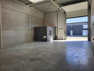 KMO-Unit te huur in Genk van 160m²KMO-Unit van 160m² met inpandig kantoor gelegen op het KMO-park Zuiderpark (Genk- Zuid). Goede bereikbaarheid van...